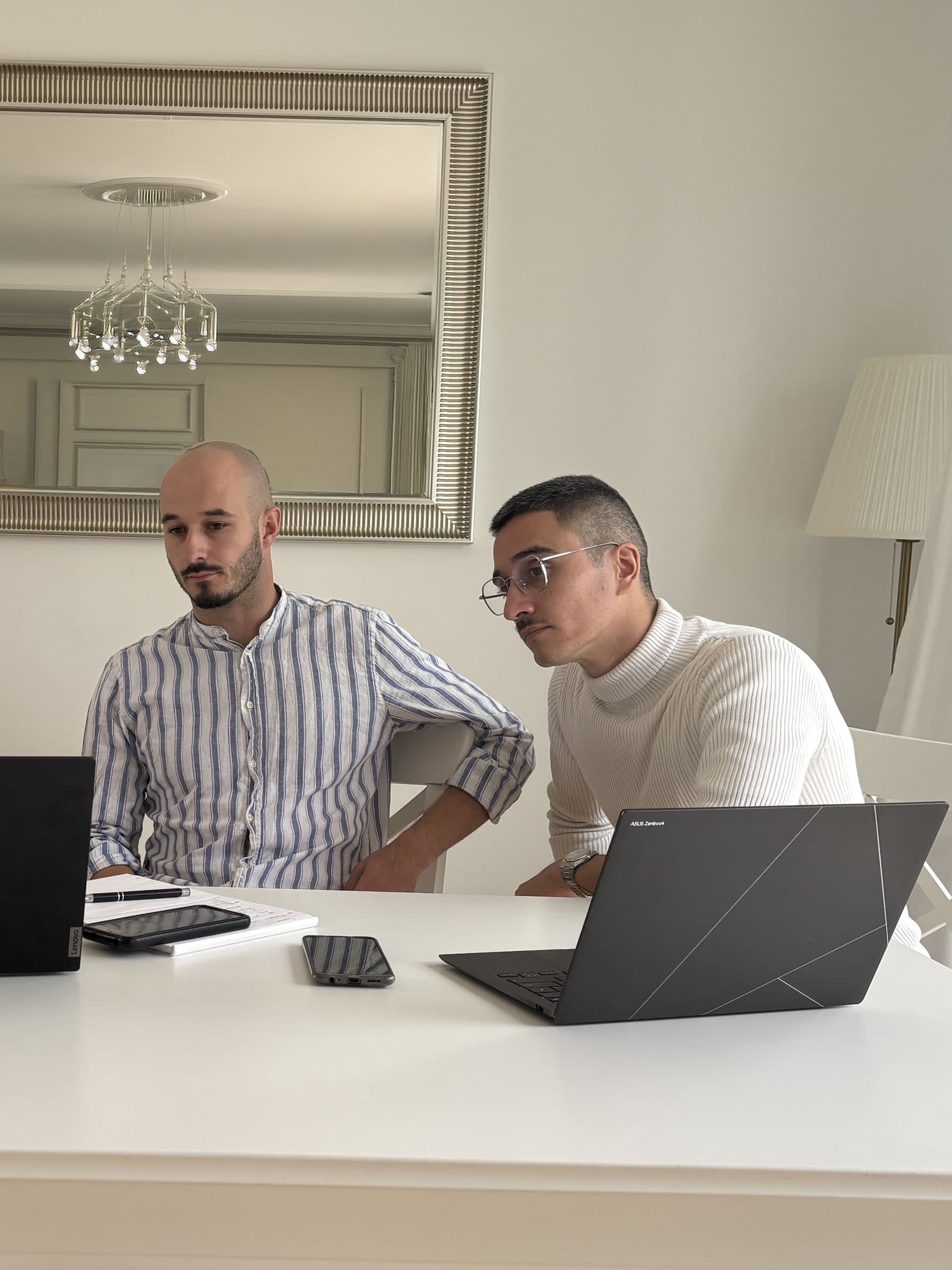 Deux consultants Lumeni penchés sur un même écran de travail