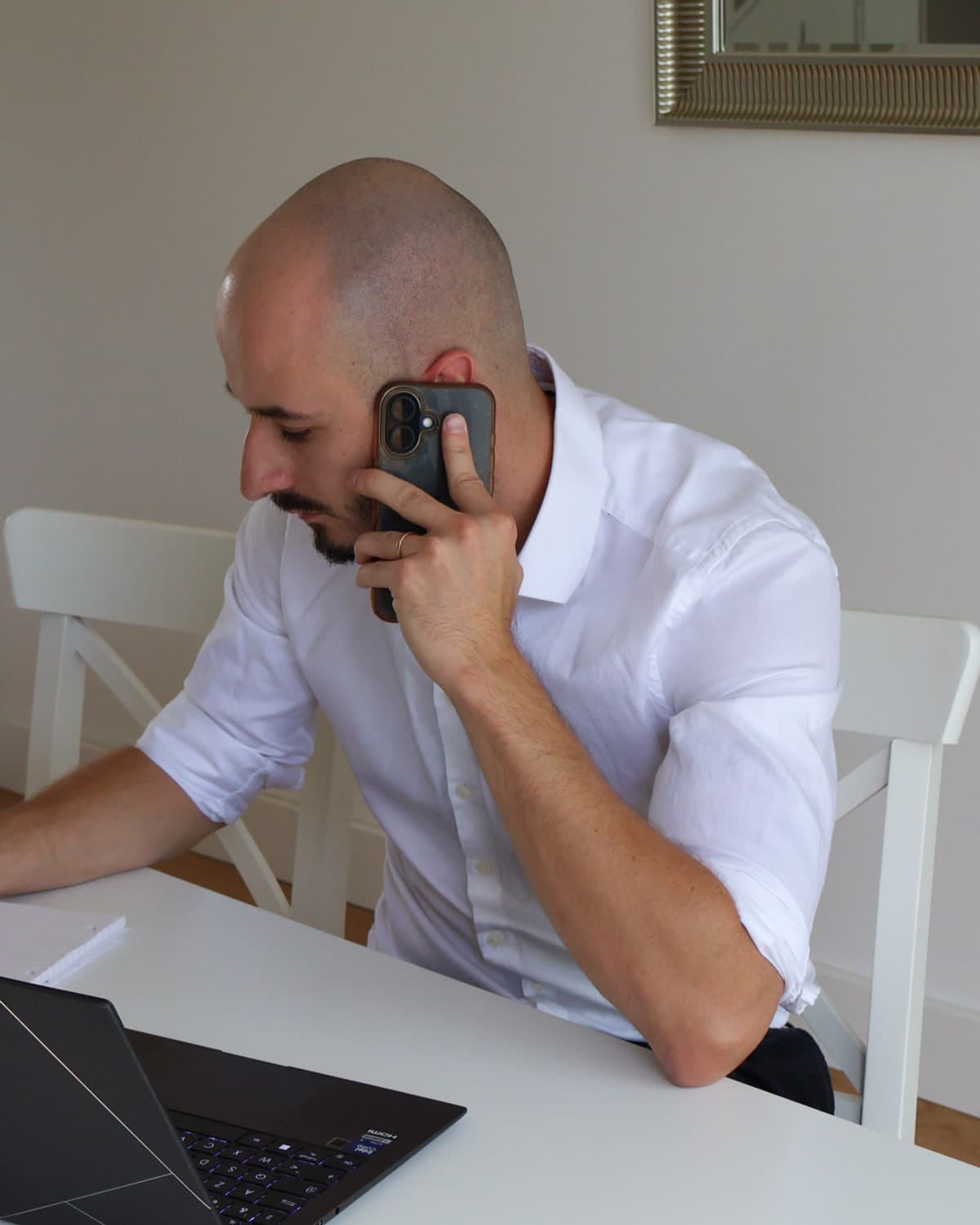 Kévin Rimbert au téléphone à son poste de travail, en prise de notes